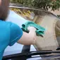 Ilustrasi Cara membersihkan kaca jendela mobil luar. (Microfiber Wholesale)