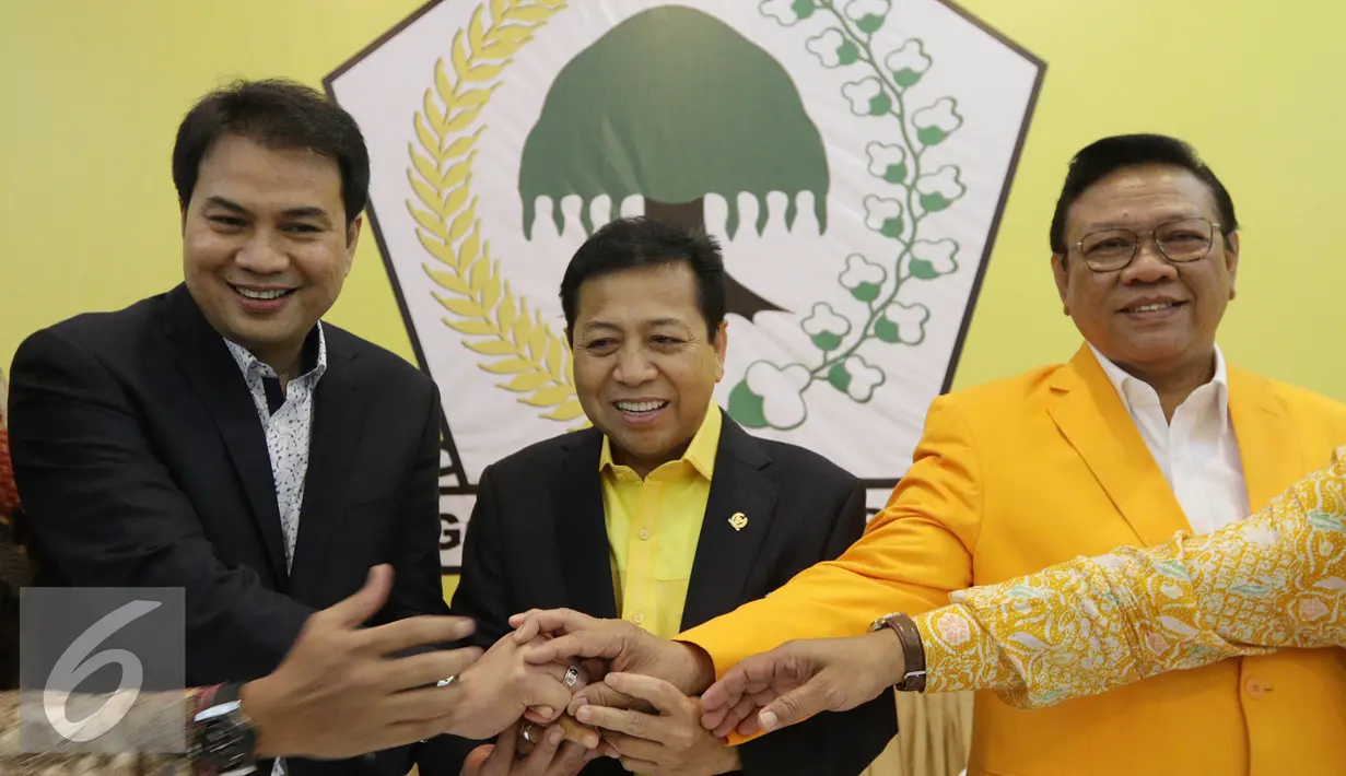 Ketum Partai Golkar Setya Novanto di dampingi Ketua Umum PPK Kosgoro Agung Laksono (kanan), Waketum PPK Kosgoro Aziz Syamsuddin (kiri) bersalaman usai penandatanganan nota kesepakatan di Kantor DPP Golkar, Jakarta, Kamis (19/1). (Liputan6.com/JohanTallo)