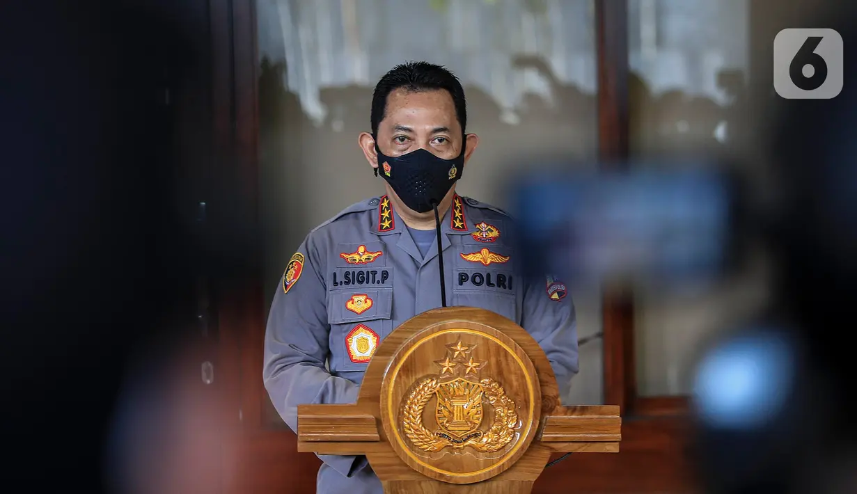 Kabareskrim Polri Komjen Pol Listyo Sigit Prabowo menyampaikan keterangan pers usai mengikuti uji kelayakan dan kepatutan calon Kapolri di Lobi Nusantara II, Kompleks Parlemen, Jakarta, Rabu (20/1/2021). Seluruh fraksi di Komisi III DPR setuju Listyo Sigit menjadi Kapolri. (Liputan6.com/Johan Tallo)
