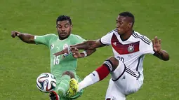 Penyerang Timnas Aljazair, El Arabi Soudani (kiri), berebut bola dengan pemain belakang Jerman, Jerome Boateng, di laga 16 besar Piala Dunia 2014 di Stadion Beira Rio, Porto Alegre, (1/7/2014). (REUTERS/Leonhard Foeger)