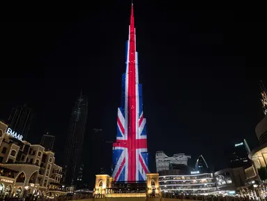 Bendera Britania Raya The Union Jack diproyeksikan di Burj Khalifa, gedung tertinggi di dunia, di Dubai, Uni Emirat Arab, Minggu (11/9/2022). Burj Khalifa, landmark Abu Dhabi memberi penghormatan kepada Ratu Elizabeth II dengan pertunjukan cahaya khusus. (Ryan LIM / AFP)