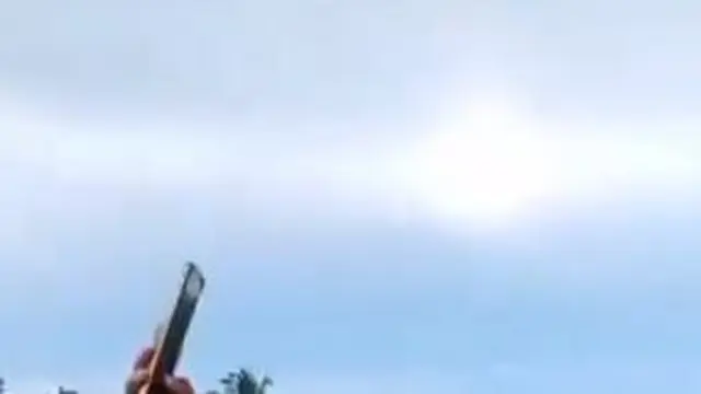 Tangkapan layar video penampakan matahari kembar di Sumbar. (Foto: SS X @never_alonely)