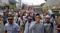 Massa melakukan aksi unjuk rasa menolak pemerintah Malaysia meratifikasi penghapusan diskriminasi rasial (AP via Bernama)