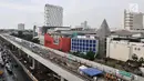 Pemandangan pengerjaan Light Rail Transit (LRT) di Jalur Section 5A, Kelapa Gading, Jakarta Utara, Rabu (18/4). Rencananya, LRT akan diuji coba beberapa bulan ke depan. (Merdeka.com/Iqbal Nugroho)