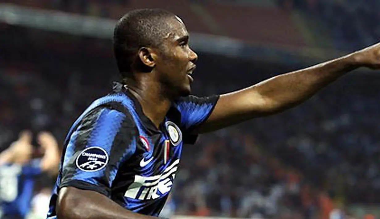 Selebrasi striker Inter Milan Samuel Eto'o yang mencetak hat-trick ke gawang Werder Bremen pada partai Liga Champions Grup A di Giuseppe Meazza, 29 September 2010. AFP PHOTO/OLIVIER MORIN  