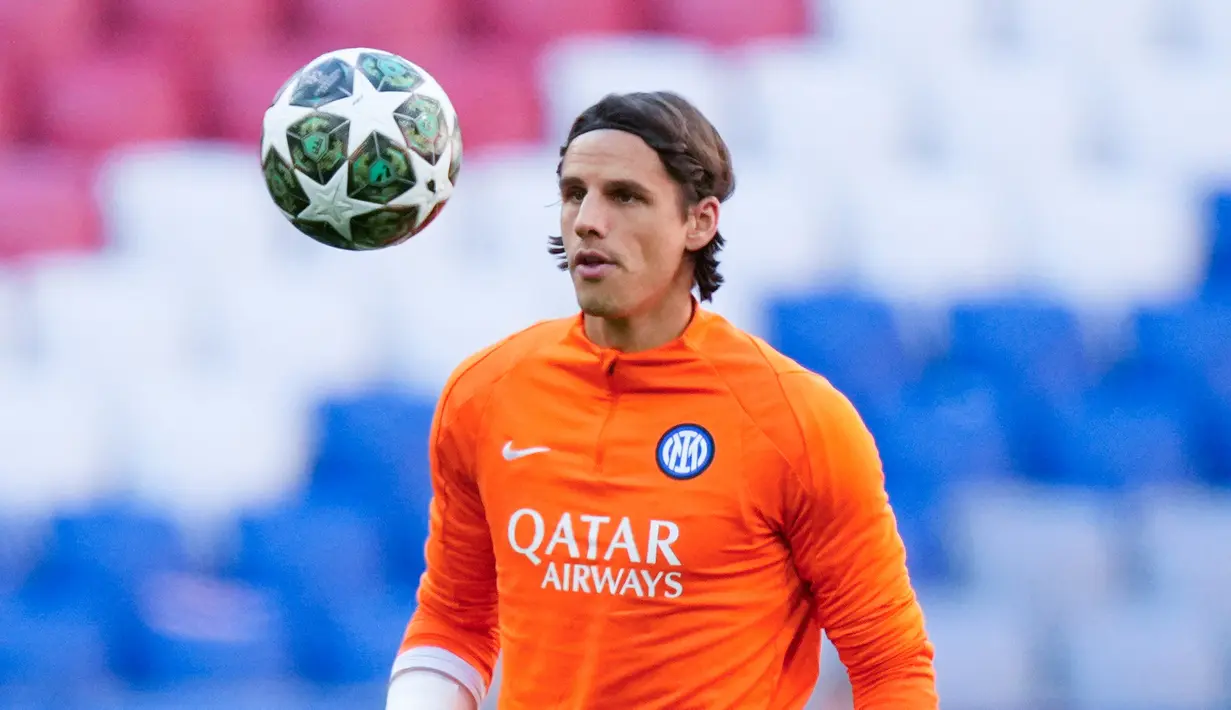 Kiper Inter Milan, Yann Sommer, saat sesi latihan jelang laga melawan PSG pada partai final Liga Champions di Stadion di Allianz Arena, Munchen. (AP Photo/Matthias Schrader)