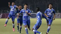 Ahmad Jufriyanto (ketiga dari kiri) merayakan gol pertama  yang dicetaknya ke gawang Sriwijaya FC dalam Final Piala Presiden 2015 di Stadion Utama Gelora Bung Karno, Jakarta, Minggu (18/10/2015). (Bola.com/Vitalis Yogi Trisna)
