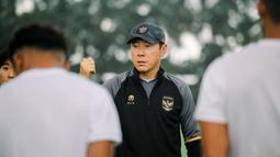 Pelatih Shin Tae-yong memimpin langsung latihan yang dilakukan di training ground milik Bali United yang terletak di kawasan Pantai Purnama, Kabupaten Gianyar. (Bola.com/Maheswara Putra)