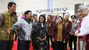 Presiden RI Jokowi didampingi Menteri BUMN Rini Soemarno, Mendag, Enggartiasto Lukita, berbincang bersama Head of PR PT Astra International Yulian Warman pada Pameran Kriyanusa Dewan Kerajinan Nasional 2017 di JCC, Rabu (27/9). (Liputan6.com/Angga Yuniar)