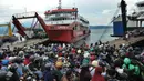 <p>Pemudik bermotor menuju kota-kota di Pulau jawa antri memasuki kapal penyeberangan di pelabuhan Gilimanuk, Bali, Sabtu (30/4/2022). H-2 Idul Fitri 1443 H, ribuan pemudik meninggalkan Pulau Bali untuk merayakan lebaran di kampu ng halaman. (merdeka.com/Arie Basuki)</p>