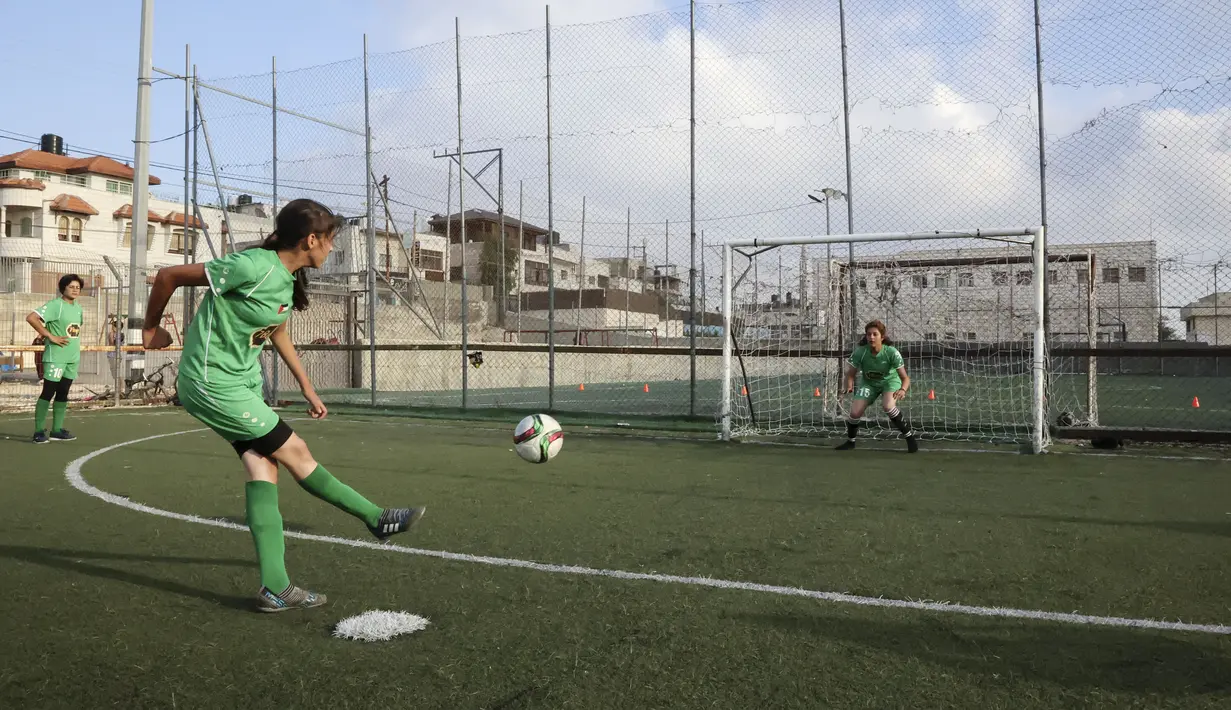 Seperti klub sepak bola di belahan dunia lain, mereka juga mengasah kemampuan mengeksekusi bola mati. Mulai dari tendangan bebas hingga tendangan penalti. (AFP/Hazem Bader)