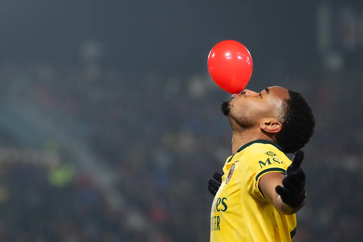 Selebrasi khas Christopher Nkunku usai mencetak gol di laga Bologna vs AC Milan di pekan ke-23 Liga Italia 2025/2026 di Renato Dall'Ara, Rabu (04/02/2026) dini hari WIB.