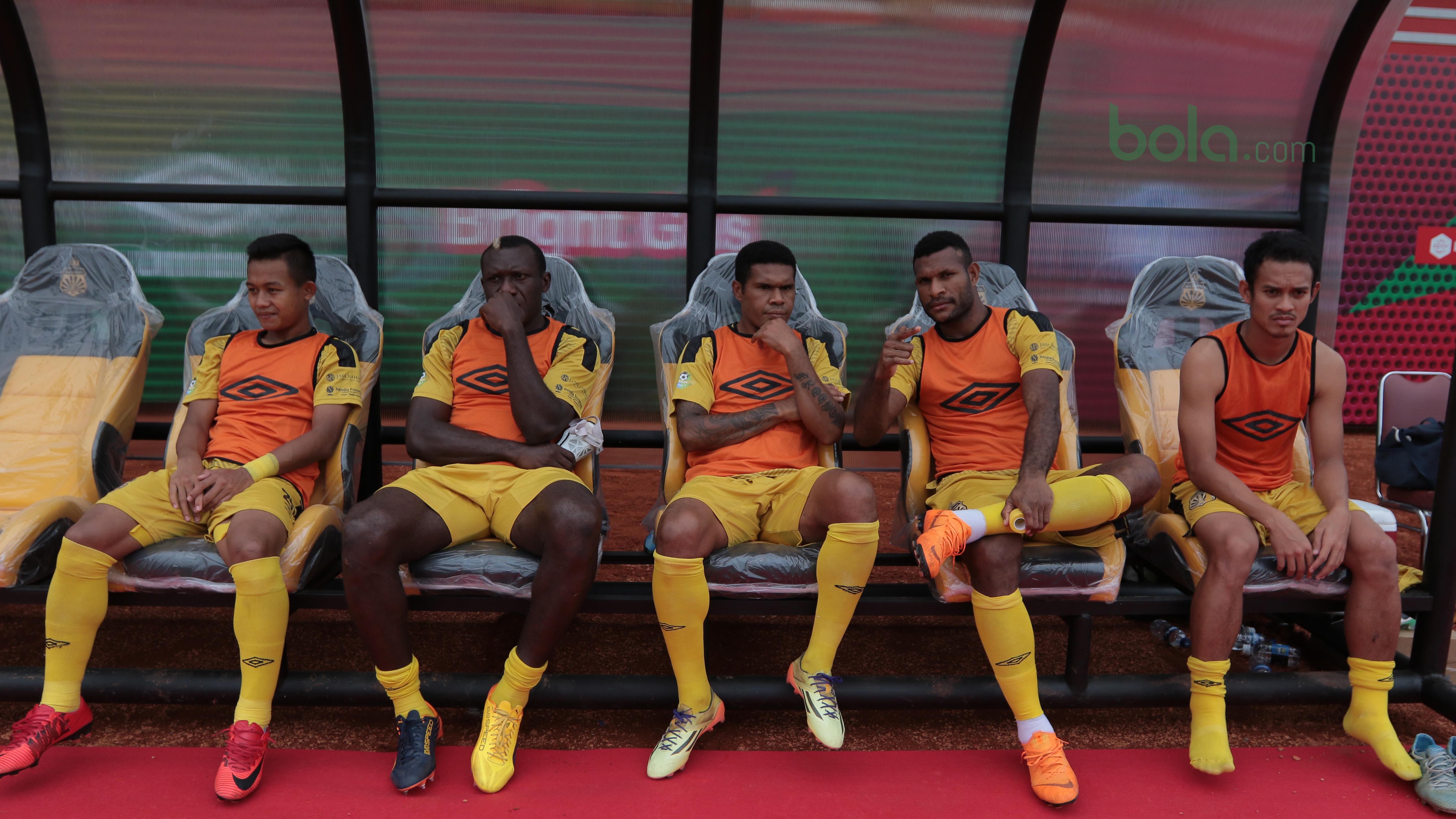 Pemain Bhayangkara FC saat melawan PS Tira pada lanjutan Liga 1 2018 di Stadion PTIK, Jakarta, Jumat (4/5/2018). Bhayangkara menang 4-2.  (Bola.com/Nick Hanoatubun)