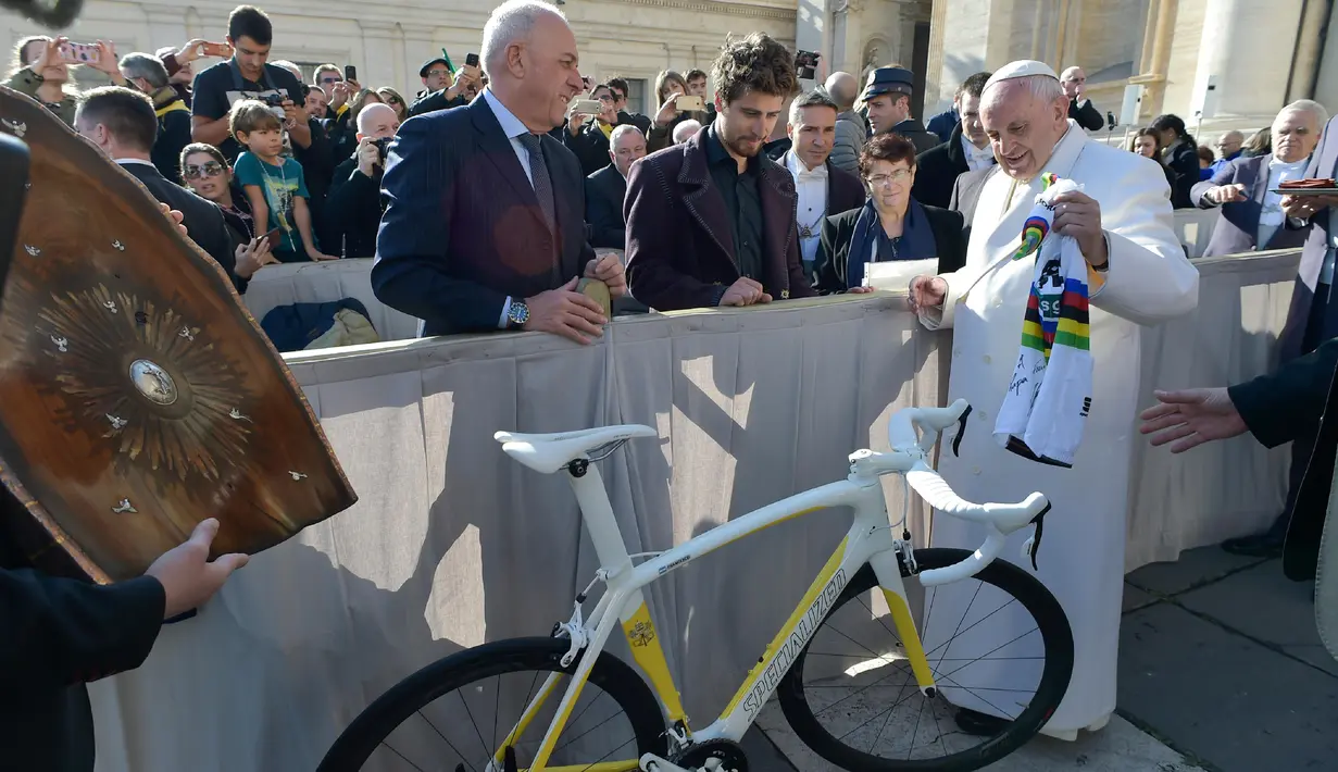 Pembalap sepeda Slovakia, Peter Sagan menawarkan sebuah sepeda kepada Paus Fransiskus pada akhir audiensi mingguan di Vatikan (24/1). (AFP/HO)