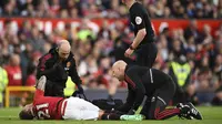 Gelandang Manchester United Antony mendapat perawatan medis setelah mengalami cedera saat pertandingan Liga Inggris melawan Chelsea di Old Trafford, Jumat (26/5/2023) dini hari WIB.&nbsp;(Oli SCARFF / AFP)