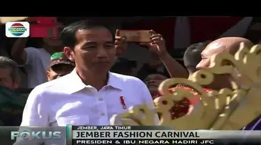 Jokowi menghadiri Jember Fashion Carnival. Presiden menegaskan akan membuat acara serupa berskala internasional.