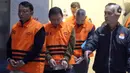 Wakil Ketua Pengadilan Negeri Depok, Bambang Setyawan (kedua kiri) berjalan menuju mobil tahanan di Gedung Merah Putih Komisi Pemberantasan Korupsi (KPK), Jakarta, Sabtu (7/2/2026). (Liputan6.com/Helmi Fithriansyah)