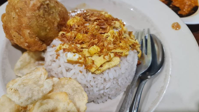 Jelajahi 10 Nasi Uduk Paling Viral di Surabaya Tahun 2026