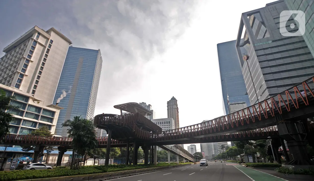 <p>Suasana lengang arus lalu-lintas di Jalan Jenderal Sudirman, Jakarta, Senin (2/5/2022). Hiruk-pikuk kemacetan lalu-lintas di Ibu Kota berubah lengang saat sebagian besar warga mudik ke kampung halaman untuk merayakan Idul Fitri 1443 Hijriah. (merdeka.com/Iqbal S. Nugroho)</p>