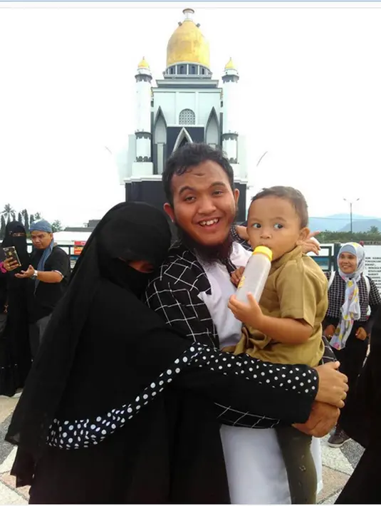 Tidak hanya itu, adiknya, Kipsmail Aditya Harnano (anak Caisar dengan Indadari) kangen pada ayahnya. "Ayah joged sama siapa itu? Kapan pulang? Ade mail nyariin," tulis pemilik akun @asmakipsmai. (Instagram/caisar_yang_belomsempurna)