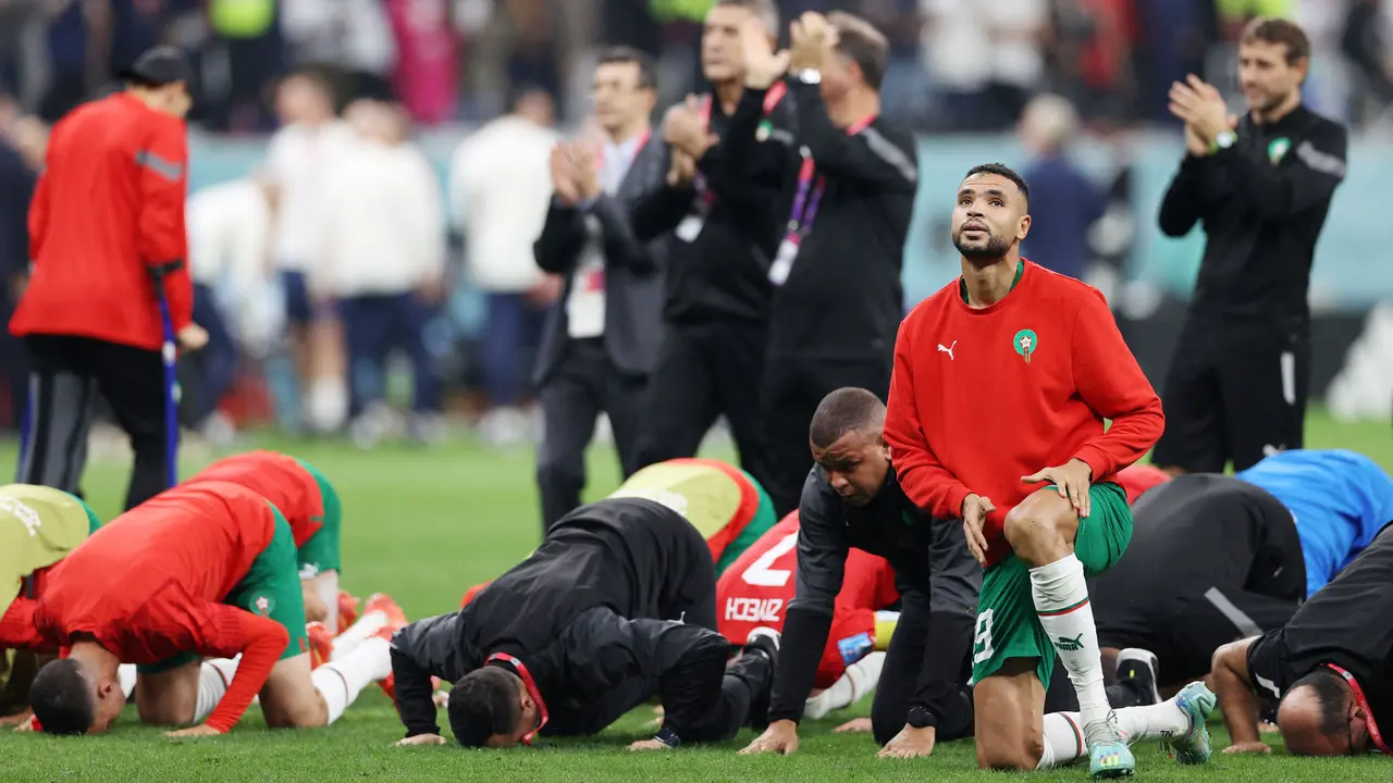 Foto: Gagal Menembus Final Piala Dunia, Skuad Maroko Tetap Lakukan Sujud Syukur di Akhir Laga