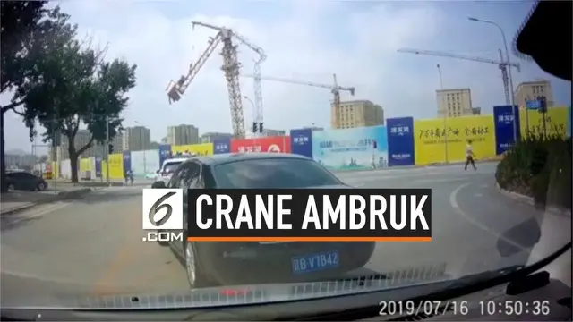 Sebuah crane konstruksi ambruk di Kota Dalian, China. Insiden yang tengah diselidiki kepolisian ini menewaskan seorang operator.