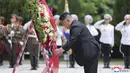 <p>Menurut laporan Korean Central News Agency (KCNA) pada Rabu, 26 Juli 2023, Kim pergi ke Pemakaman Martir Perang Pembebasan Tanah Air di Pyongyang sehari sebelumnya. Dia pergi bersama Menteri Pertahanan Kang Sun Nam dan jajaran pemimpin militer lainnya. (STR/KCNA VIA KNS/AFP)</p>