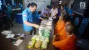 Deputi Pemberantasan BNN Irjen Arman Depari memeriksa barang bukti narkoba saat gelar kasus di kantor BNN, Jakarta Timur, Jumat (6/4). Dari penangkapan, BNN mengamankan barang bukti seberat 28,2 kg sabu dan 21.727 butir ekstasi. (Merdeka.com/Imam Buhori)