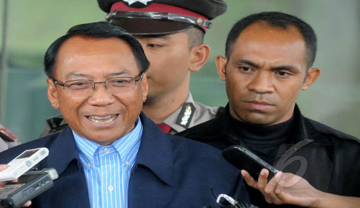 Mantan Menteri ESDM, Jero Wacik kembali mendatangi Gedung KPK, Jakarta, Rabu (11/2/2015). Jero Wacik diperiksa sebagai saksi dalam penyidikan dugaan penerimaan hadiah atau janji terkait kegiatan di Kementerian ESDM. (Liputan6.com/Herman Zakharia)