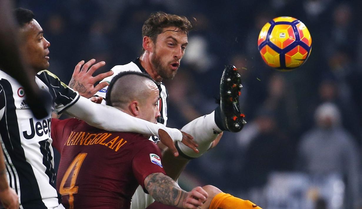 Pemain Juventus, Claudio Marchisio (kanan), berebut bola dengan pemain AS Roma, Radja Nainggolan, dalam laga pekan ke-17 Serie A 2016-2017 di Juventus Stadium, Sabtu (17/12/2016) waktu setempat. (AFP/Marco Bertorello)
