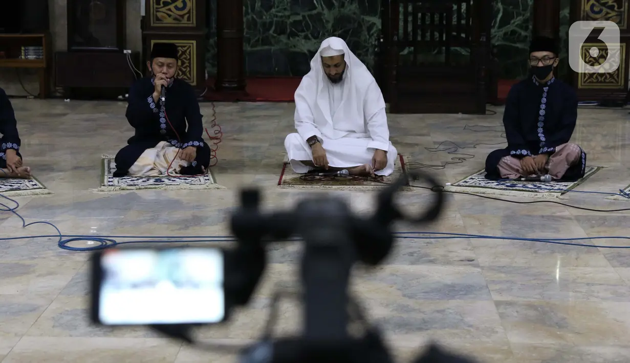 Para Imam Masjid Agung Sunda Kelapa menggemakan takbir malam Idul Fitri 1441 H yang disiarkan langsung melalui beragam media sosial, Jakarta, Sabtu (23/5/2020). Gema takbir yang disiarkan secara virtual untuk menghindari penyebaran virus COVID-19. (Liputan6.com/Helmi Fithriansyah)