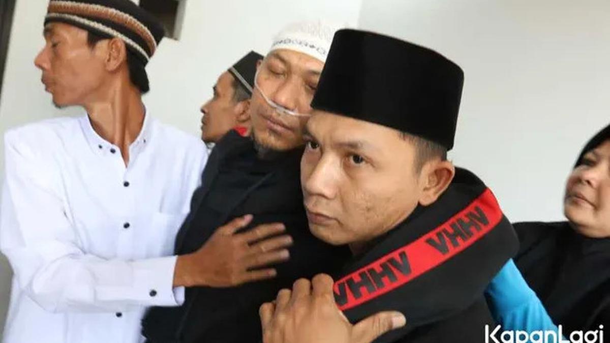 Potret Lemas Suami Mpok Alpa, Jalan Harus Dipapah dengan Selang Oksigen Terpasang di Hidung