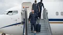 Penyerang Timnas Prancis,  Olivier Giroud dan rekan-rekan setimnya turun dari pesawat setibanya di bandara Sheremetyevo Moskow, Minggu (10/6). Giroud dengan kepala diperban ikut dalam rombongan yang akan berlaga di Piala Dunia 2018. (AP/Pavel Golovkin)