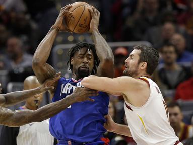 Pemain Los Angeles Clippers, DeAndre Jordan (tengah) berusaha melewati adangan dua pemain Cleveland Cavaliers pada laga NBA basketball game di Quicken Loans Arena, Cleveland, (18/11/2017), Cavs menang 118-113. (AP/Tony Dejak)