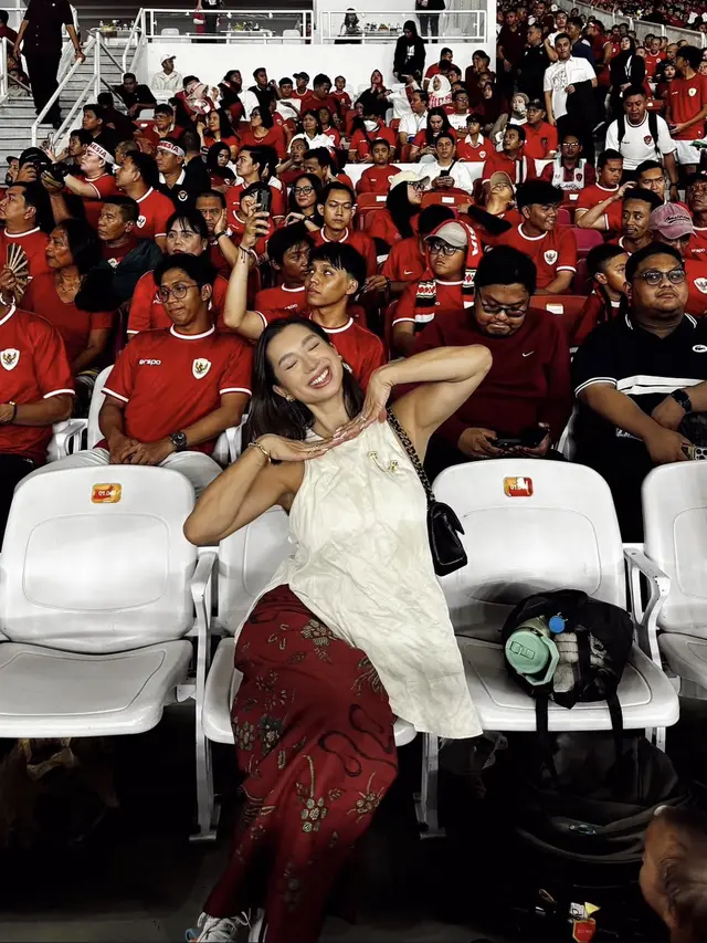 Jennifer Bachdim tampil kasual bernuansa merah putih saat menghadiri pertandingan FIFA ASEAN Cup 2026 di Stadion Utama Gelora Bung Karno.