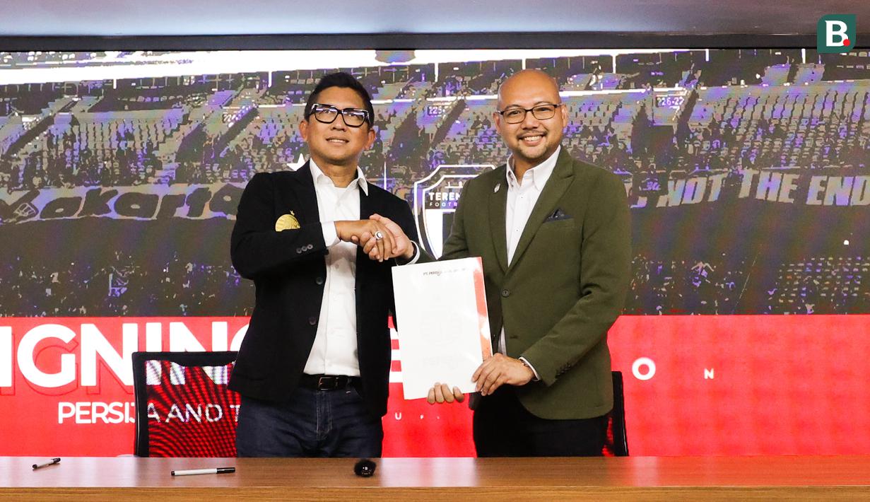 Direktur Persija Jakarta, Mohamad Prapanca (kiri) dan CEO Trengganu FC, Tuan Sheikh Farouk berjabat tangan menandai kerja sama antara Persija Jakarta dan Trengganu FC yang bertempat di Kantor Persija, Jakarta, pada Jumat (28/11/2025).