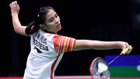 Tunggal putri Indonesia, Gregoria Mariska Tunjung mengembalikan kok ke arah pebulu tangkis Taiwan, Tai Tzu Ying pada babak perempat final Piala Sudirman 2019 di Nanning, China, Jumat (24/5/2019). Kekalahan Gregoria Mariska Tunjung membuat Taiwan menyamakan kedudukan menjadi 1-1. (WANG ZHAO/AFP)