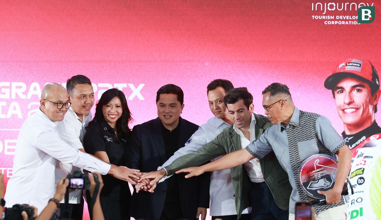 Menteri Pemuda dan Olahraga (Menpora) Erick Thohir (tengah) bertumpu tangan bersama (dari kiri) Dirut ITDC Ari Respati, Direktur Pemasaran Regional Patra Niaga Eko Ricky Susanto, Dirut InJourney Maya Watono, Ketum Ikatan Motor Indonesia (IMI) Moreno Soeprapto, Chief Sporting Officer Dorna Carlos Ezpeleta dan Kepala Dinas Kominfotik NTB Yusron Hadi pada konferensi pers Pertamina Grand Prix of Indonesia 2025 di Kantor Kemenpora, Jakarta, Senin (29/9/2025). (Bola.com/M Iqbal Ichsan)