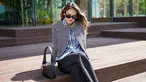 Gaya OOTD Luna Maya saat tengah liburan di Korea Selatan ini tak lepas dari perhatian netizen. Tampil dengan kemeja motif garis vertikal, Luna juga terlihat menabahkan outer bergaris horizontal. (Liputan6.com/IG/@lunamaya)