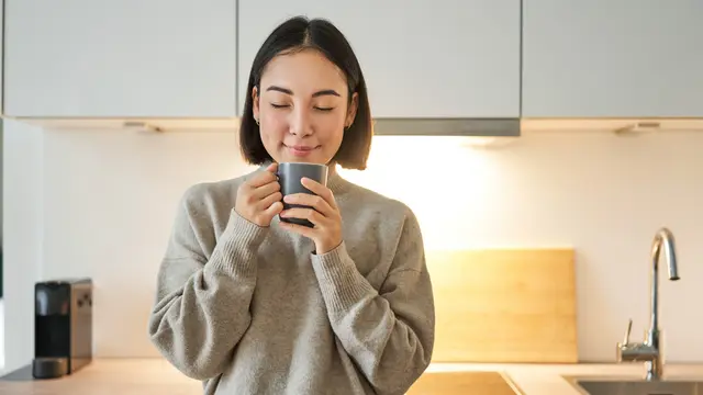 wanita juli minum teh hangat