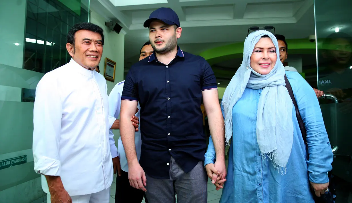 Tidak hanya Ridho yang tampak sumringah, tapi juga kedua orangtuanya. Potret kebahagiaan terlihat setelah sebelumnya, orangtua dan anak itu harus terpisah sekitar 10 bulan terkait penyalah gunaan narkoba. (Nurwahyunan/Bintang.com)