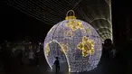 Canary Tenerife, Spanyol (19/12). Menyambut Natal kota Tenerife memasang lampu warna-warni untuk menghiasi sejumlah jalanan. (AFP Photo/Desiree Martin)