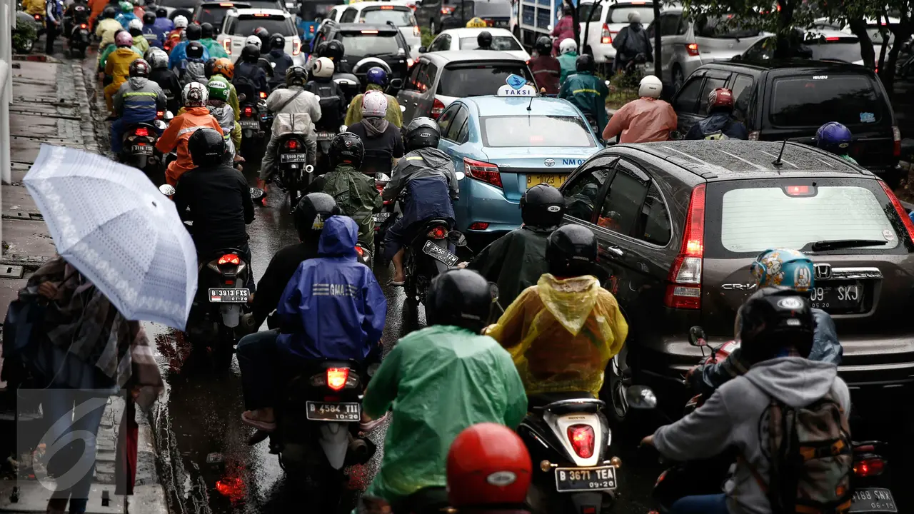 20160226-Hujan Sejak Semalam, Sejumlah Jalan di Jakarta Macet-Jakarta