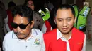 Terdakwa kasus dugaan penipuan First Travel, Andika Surachman dikawal petugas menuju ruang sidang di PN Kota Depok, Senin (23/4). (Liputan6.com/Herman Zakharia)