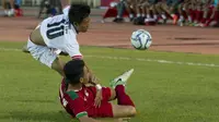 Duel pemain Myanmar Win Naing Tun, (kiri) dan pemain Timnas Indonesia U-19, Nurhidayat Haji Haris pada laga grup B AFF U-18 2017 di Yangon, Myanmar (5/9/2017). Timnas Indonesia U-19 menang 2-1. (AP/Thein Zaw)