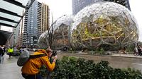 Alex Crook mengambil gambar kantor Amazon bernuansa hutan hujan yang baru, The Spheres, di Seattle, Senin (29/1). Di dalamnya dibuat seperti taman besar dengan ruang-ruang terbuka, sehingga tidak ada ruang konferensi yang tertutup. (AP/Ted S. Warren)