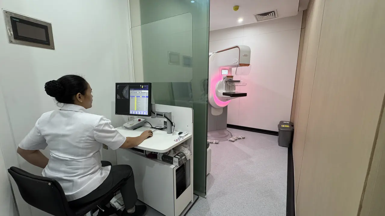 Prosedur mammografi atau skrining kanker payudara menggunakan Mammomat B.brilliant.