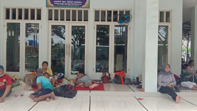 Warga Desa Nagara, Kabupaten Serang, Banten, Mengungsi Ke Masjid. (Selasa, 08/12/2020). (Yandhi Deslatama/Liputan6.com)