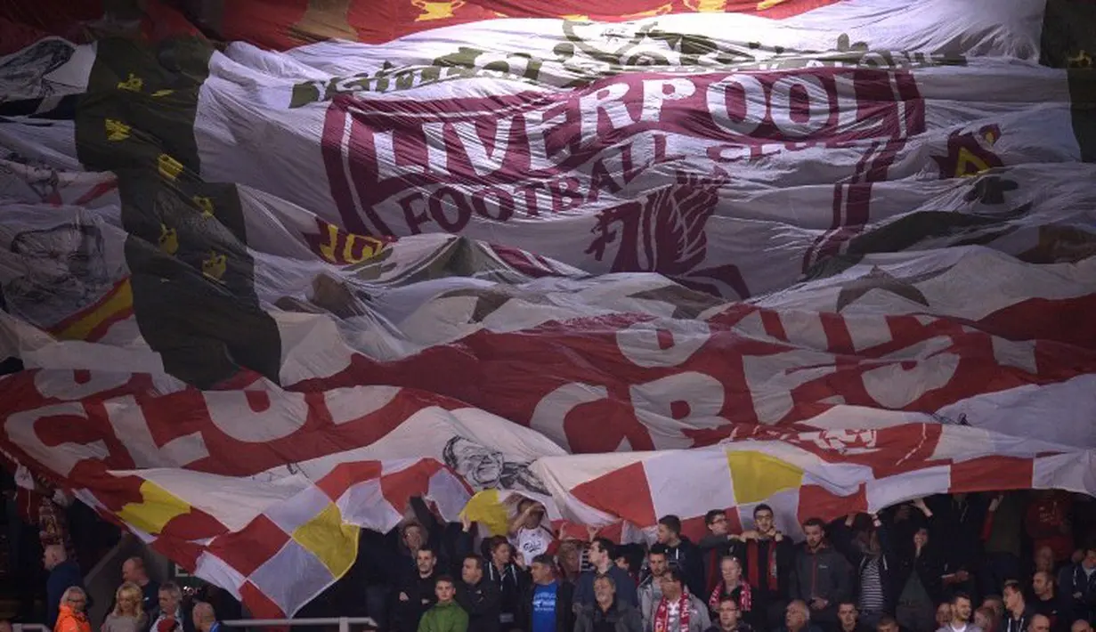 Pendukung Liverpool membentangkan Bendera Raksasa saat Liverpool menjamu FC Sion dalam lanjutan Liga Europa UEFA  grup B di Anfield, Jumat (2/10/2015. AFP Photo / Oli Scarff