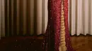 Hanggini tampil menawan dengan kebaya maroon dihiasi payetan yang tampak begitu indah. Lengkap dengan aksesori kalung dan gelangnya. Hanggini pun tampil dengan gaya rambut sanggul dihiasi suntiang dan ronce melati khas pengantin Sumatera. [Foto: IG/@venemapictures]